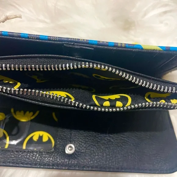 NWT Loungefly DC Batman Character Animated Design Zip Wallet - Picture 5 of 5
